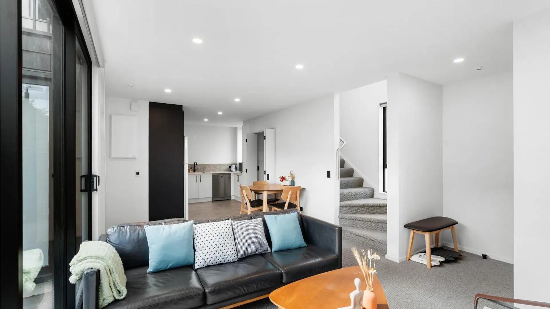 Luxurious City Retreat 3 Bed 3 Bath Near Cbd contacts